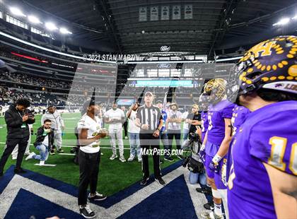 Thumbnail 2 in South Oak Cliff vs. Liberty Hill (UIL 5A D2 Final) photogallery.
