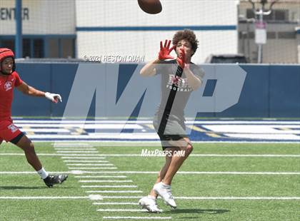 Thumbnail 3 in Mater Dei vs. Mission Hills  (Brave 8 Invitational) photogallery.