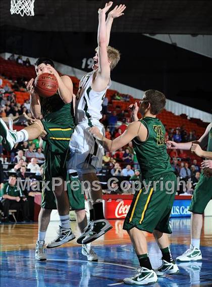 Thumbnail 2 in Pratt vs. Basehor-Linwood (KSHSAA 4A Semifinal) photogallery.