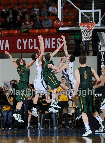 Thumbnail 2 in Pratt vs. Basehor-Linwood (KSHSAA 4A Semifinal) photogallery.