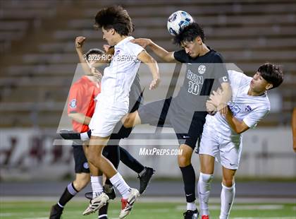 Thumbnail 2 in Grand Oaks vs Mesquite Horn (UIL 6A D2 Soccer Regional Semifinal) photogallery.