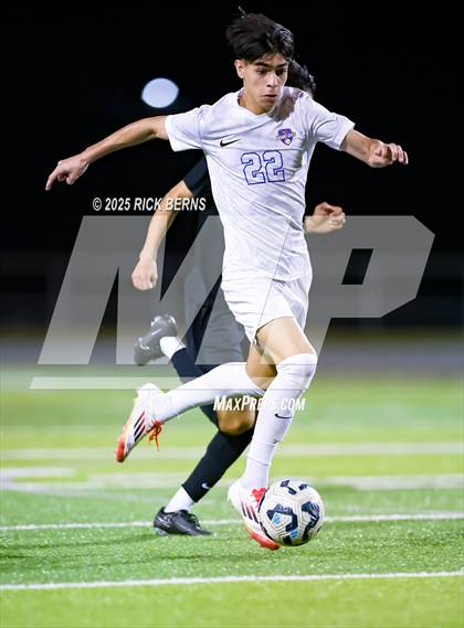 Thumbnail 2 in Grand Oaks vs Mesquite Horn (UIL 6A D2 Soccer Regional Semifinal) photogallery.