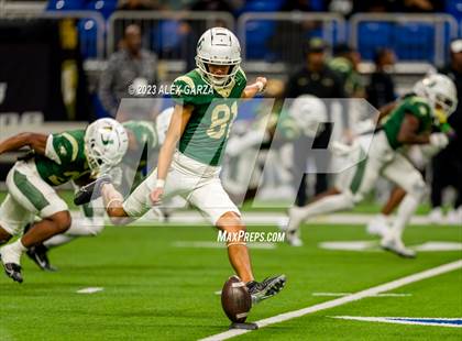Thumbnail 2 in DeSoto vs Willis (UIL 6A D2 Reginal footbal playoff) photogallery.