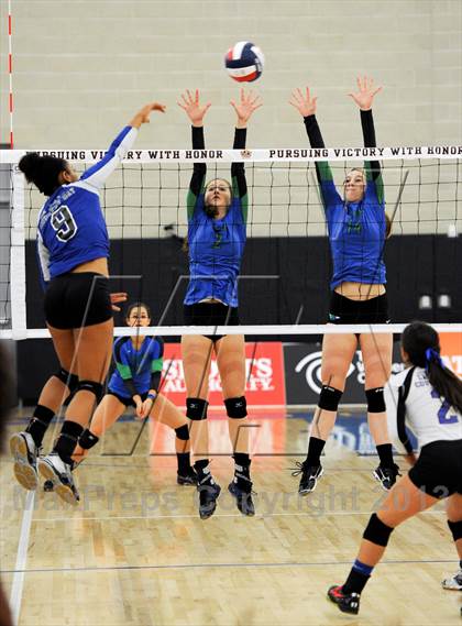 Thumbnail 2 in Branson vs. La Jolla Country Day (CIF State D5 Final) photogallery.