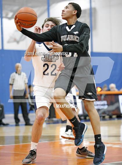 Thumbnail 2 in Juarez vs. Jones (IHSA Chicago Regional Quarterfinal) photogallery.