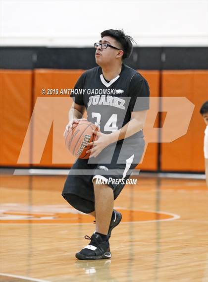 Thumbnail 3 in Juarez vs. Jones (IHSA Chicago Regional Quarterfinal) photogallery.