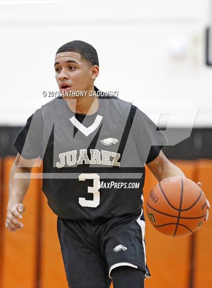 Thumbnail 2 in Juarez vs. Jones (IHSA Chicago Regional Quarterfinal) photogallery.