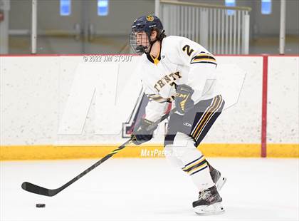 Thumbnail 3 in St. Paul's vs. Trinity-Pawling (Avon Christmas Classic 7th Place) photogallery.