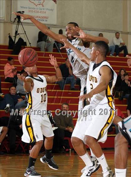 Thumbnail 3 in Sheldon vs. Bishop O'Dowd (Father Barry Christmas Classic) photogallery.