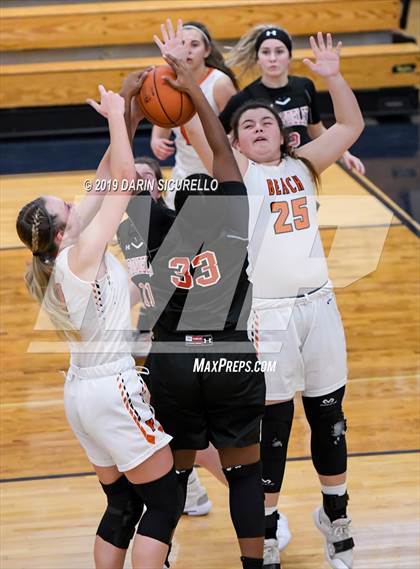 Thumbnail 3 in Huntington Beach vs. Carondelet (NIKE Tournament of Champions) photogallery.