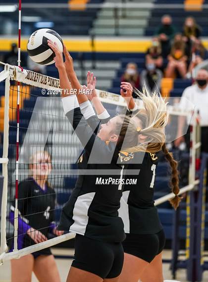 Thumbnail 2 in Brownsburg vs. Avon (IHSAA 4A Sectional Championship) photogallery.