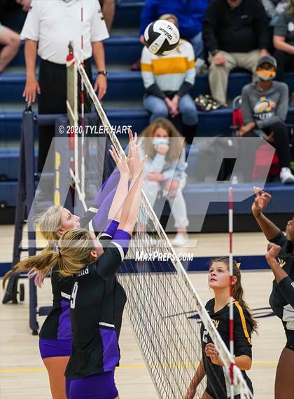 Thumbnail 3 in Brownsburg vs. Avon (IHSAA 4A Sectional Championship) photogallery.