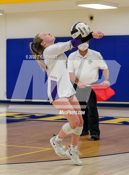 Thumbnail 3 in Brownsburg vs. Avon (IHSAA 4A Sectional Championship) photogallery.