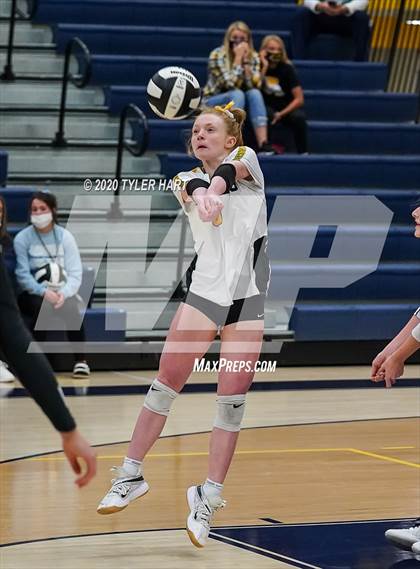 Thumbnail 2 in Brownsburg vs. Avon (IHSAA 4A Sectional Championship) photogallery.