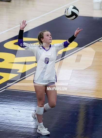 Thumbnail 2 in Brownsburg vs. Avon (IHSAA 4A Sectional Championship) photogallery.
