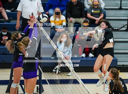 Thumbnail 1 in Brownsburg vs. Avon (IHSAA 4A Sectional Championship) photogallery.