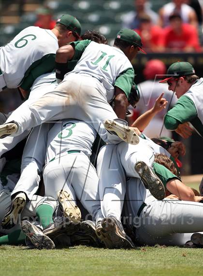 Thumbnail 2 in Fort Bend Dulles vs. The Woodlands (UIL 5A Finals) photogallery.