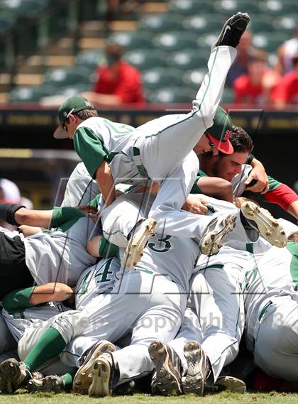 Thumbnail 1 in Fort Bend Dulles vs. The Woodlands (UIL 5A Finals) photogallery.
