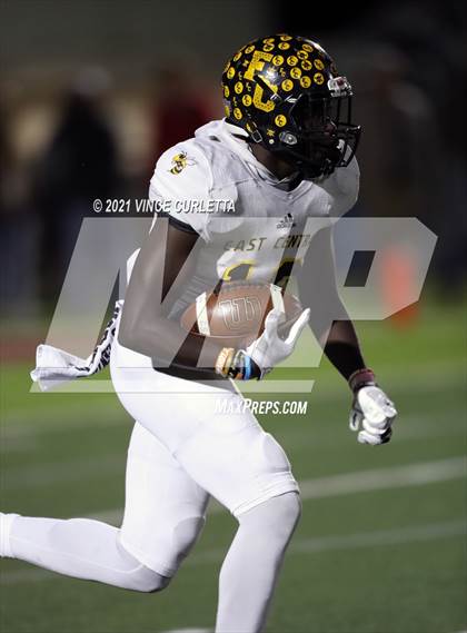 Thumbnail 2 in East Central vs. Lake Travis (UIL 6A Area Playoff) photogallery.
