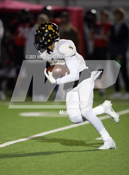 Thumbnail 3 in East Central vs. Lake Travis (UIL 6A Area Playoff) photogallery.
