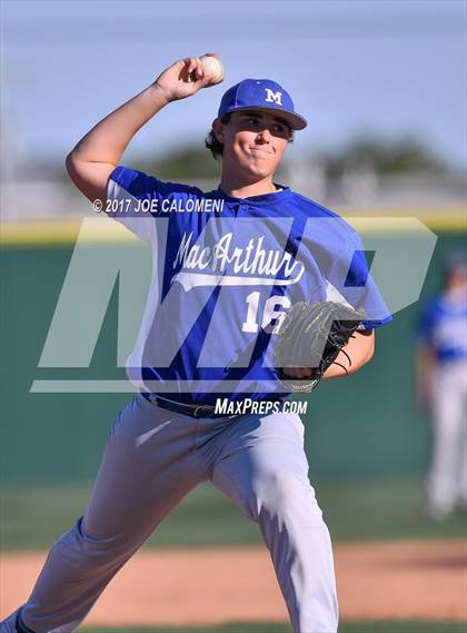 Thumbnail 1 in Reagan [Ronald] vs MacArthur [Douglas] photogallery.