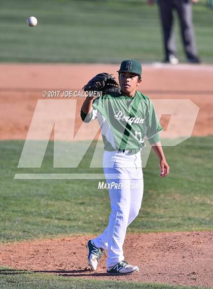 Thumbnail 2 in JV: Reagan [Ronald] vs MacArthur [Douglas] photogallery.