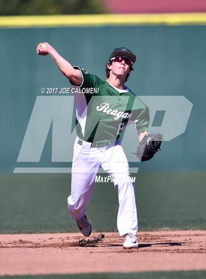 Thumbnail 2 in JV: Reagan [Ronald] vs MacArthur [Douglas] photogallery.