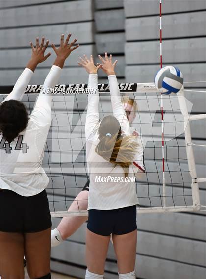 Thumbnail 2 in Mater Dei vs Sierra Canyon (Durango Fall Classic) photogallery.