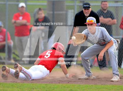 Thumbnail 2 in Central Catholic vs. Central Private (LHSAA 1A Regional Playoff) photogallery.