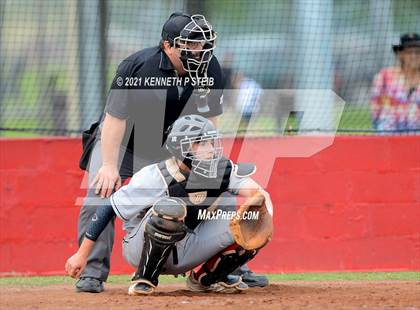 Thumbnail 3 in Central Catholic vs. Central Private (LHSAA 1A Regional Playoff) photogallery.