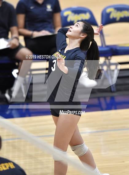 Thumbnail 1 in Canyon @ Valencia photogallery.