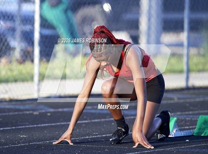 Thumbnail 2 in Stanton Invitational (400m) photogallery.