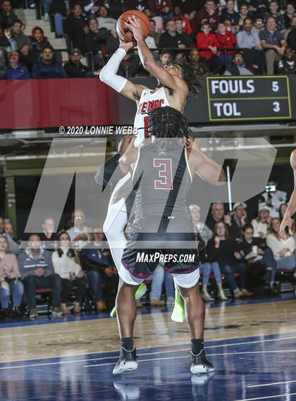 Thumbnail 3 in Iona Prep vs Archbishop Stepinac (Crusader Classic - Westchester County Center) photogallery.