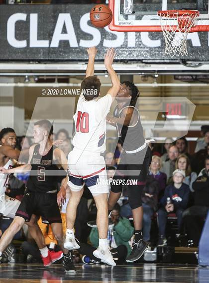 Thumbnail 3 in Iona Prep vs Archbishop Stepinac (Crusader Classic - Westchester County Center) photogallery.