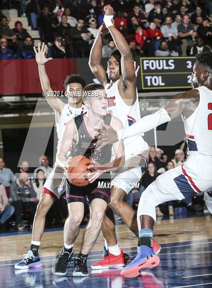 Thumbnail 3 in Iona Prep vs Archbishop Stepinac (Crusader Classic - Westchester County Center) photogallery.