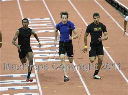 Thumbnail 3 in Run For The Dream California Indoor Invitational (Boys Track Events) photogallery.
