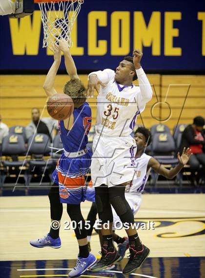 Thumbnail 2 in Oakland Tech vs. St. Joseph Notre Dame photogallery.