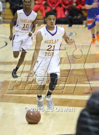 Thumbnail 2 in Oakland Tech vs. St. Joseph Notre Dame photogallery.
