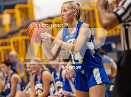 Thumbnail 2 in Babylon vs Mattituck (NYSPHSAA. Section XI Class B Championship) photogallery.