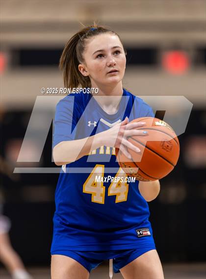 Thumbnail 2 in Babylon vs Mattituck (NYSPHSAA. Section XI Class B Championship) photogallery.