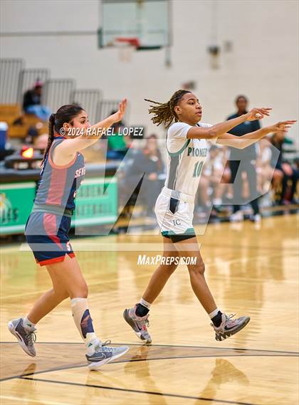 Thumbnail 1 in Seven Lakes vs. Iowa Colony (McDonald's Texas Invitational) photogallery.