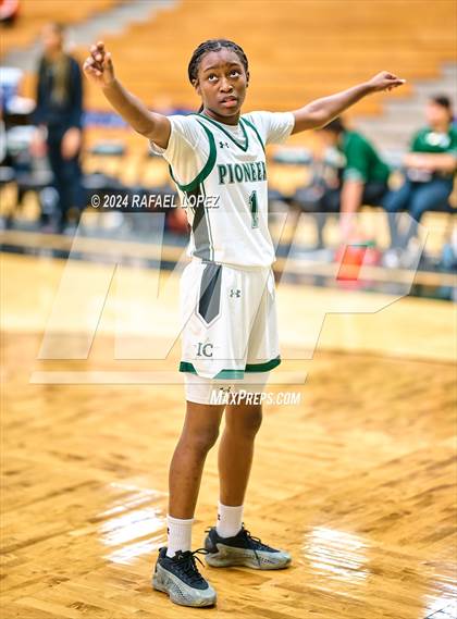 Thumbnail 3 in Seven Lakes vs. Iowa Colony (McDonald's Texas Invitational) photogallery.