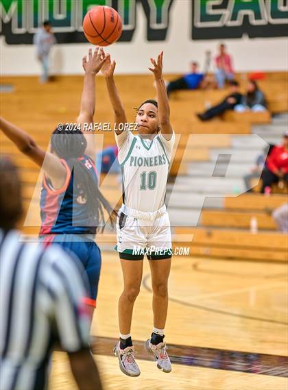Thumbnail 3 in Seven Lakes vs. Iowa Colony (McDonald's Texas Invitational) photogallery.