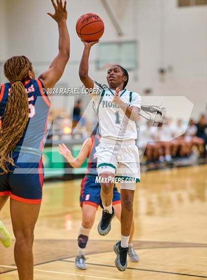 Thumbnail 2 in Seven Lakes vs. Iowa Colony (McDonald's Texas Invitational) photogallery.