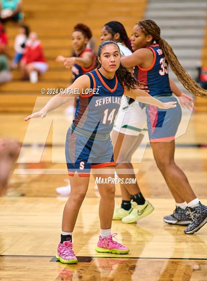 Thumbnail 2 in Seven Lakes vs. Iowa Colony (McDonald's Texas Invitational) photogallery.