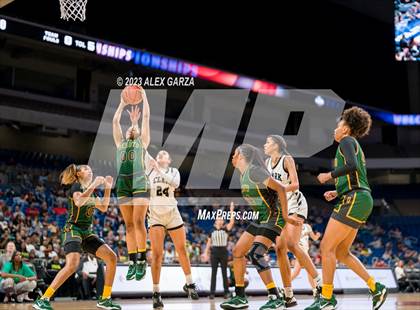 Thumbnail 1 in Clark vs desoto (UIL 6A Basketball State final) photogallery.