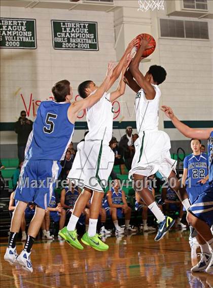 Thumbnail 1 in San Marino vs. St. Monica (Tip-Off Classic) photogallery.