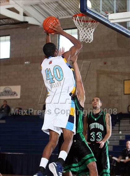 Thumbnail 3 in Kentwood vs Los Osos (Mission Prep Christmas Classic) photogallery.
