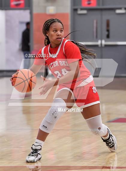 Thumbnail 2 in Aliso Niguel vs. Mater Dei photogallery.