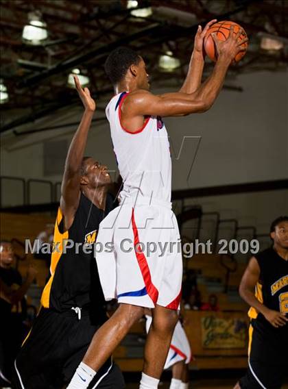 Thumbnail 2 in Marshall vs. Duncanville (McDonalds Texas Invitational) photogallery.